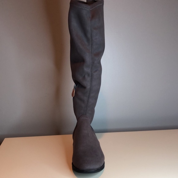 Gentle Souls by Kenneth Cole Brown - Picture 5 of 16